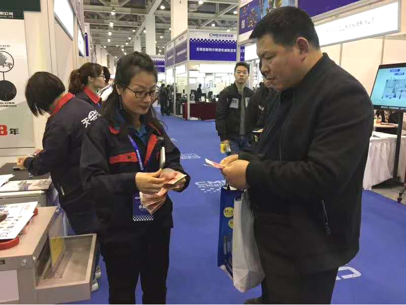 機床展現(xiàn)場客戶與昆山天金岡簽單