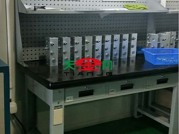 鉗工可移動(dòng)工作臺(tái)